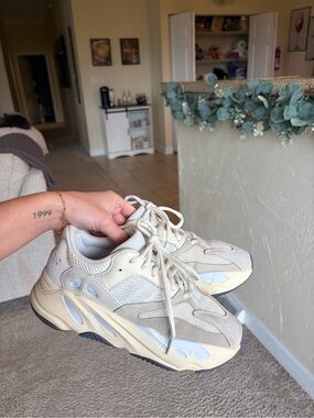 Yeezy boost 700 MENS size 6.5 (8 W)